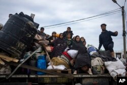 Warga Palestina tiba di kota Rafah di Gaza selatan setelah melarikan diri dari serangan darat dan udara Israel di dekat Khan Younis, 26 Januari 2024. Israel memperluas serangannya di Khan Younis, dengan mengatakan bahwa kota tersebut adalah benteng kelompok militan Hamas.