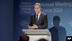 美国国务卿布林肯在达沃斯世界经济论坛的会议上讲话。(2024年1月16日)