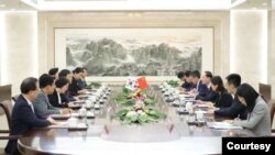 한국 외교부는 최영삼 차관보가 4일 베이징에서 쑨웨이둥 중국 외교부 부부장 등을 만나 한중관계 증진 방안에 대해 논의했다. 