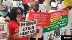 Malaman da su ke gudanar da zanga zanga a dandalin Unity Fountain da ke Abuja