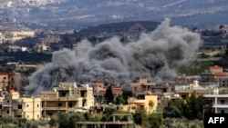 Asap mengepul di atas gedung-gedung menyusul serangan Israel di Desa Majdal Zoun di perbatasan selatan Lebanon, Jumat, 9 Maret 2024. (Foto: AFP)