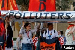 Aksi demo menentang bahan bakar fosil, selama Konferensi Perubahan Iklim PBB COP28 di Dubai, Uni Emirat Arab, 5 Desember 2023. (REUTERS/Thomas Mukoya)