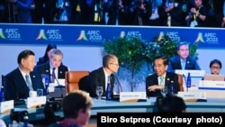Presiden Joko Widodo menghadiri sesi di KTT APEC di San Francisco, 16 November 2023. (Foto: Biro Setpres)