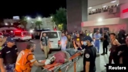 17일 가자지구 알아흘리 병원에서 대규모 폭발 직후 부상자가 이송되고 있다. (영상 캡쳐)