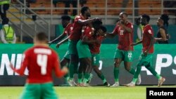 Le Namibien Deon Hotto célèbre son premier but avec ses coéquipiers, le 16 janvier 2024.