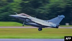 Pesawat tempur multiperan Dassault Rafale Angkatan Udara Prancis lepas landas saat singgah di Pangkalan Udara Paya Lebar di Singapura, 28 Juni 2023, sebagai bagian dari operasi pelatihan "Pegase 23". (Roslan RAHMAN/AFP)