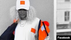 Produk jaket pelampung Epimonia menggunakan bahan dasar jaket pelampung yang dikenakan oleh para pengungsi di Laut Mediterania dan dibuang di Yunani, yang kemudian dikumpulkan oleh LSM untuk didaur ulang. (facebook/epimoniamn)