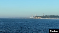 Pembangkit listrik tenaga nuklir (PLTN) Fukushima Daiichi setelah mulai melepaskan air radioaktif yang telah diolah ke Samudra Pasifik, dilihat dari dekat pelabuhan perikanan Ukedo di kota Namie, Prefektur Fukushima, Jepang 25 Agustus 2023. (REUTERS/Tom Bateman)