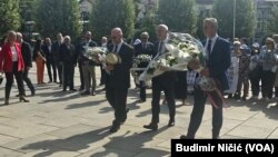 Ambasadori SAD, Velike Britanije i Francuske položili vence na spomen obeležje u Prištini, 30. avgust 2024. (VOA/Budimir Ničić)