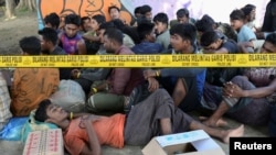 Pengungsi Muslim Rohingya beristirahat di taman skateboard yang digunakan sebagai tempat penampungan sementara setelah ditolak oleh warga sekitar setelah kedatangan mereka, di Banda Aceh, 11 Desember 2023. (REUTERS/Riska Munawarah)