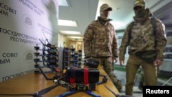 რუსმა ჯარისკაცებმა დრონების ახლი პარტია მიიღეს. ყირიმი, რუსების მიერ კონტროლირებული უკრაინის ტერიტორია. 9 ნოემბერი, 2023 წ.