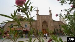 Etnik qirg'iz aholisi bilan tanilgan Artush shahridagi masjid, Shinjon-uyg'ur muxtoriyati. Uyg'urlar bu hududlarni Sharqiy Turkiston deb ataydi 