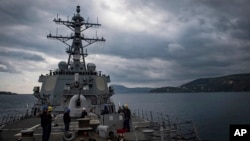 USS Carney di Laut Mediterania, 12 November 2018. Pentagon melaporkan kapal perang Amerika dan beberapa kapal komersial, Minggu, 3 Desember 2023 diserang di Laut Merah. ((Mass Communications Specialist 1st Class Ryan U. Kledzik/US Navy via AP)