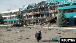 Mkaguzi anakagua uharibifu katika bandari ya nafaka baada ya shambulio lililoripotiwa kuwa la ndege za kijeshi za Russia huko Odesa, Agosti 2, 2023. Picha na REUTERS 