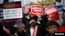 Para dokter meneriakkan slogan-slogan saat unjuk rasa memprotes rencana pemerintah untuk meningkatkan penerimaan sekolah kedokteran di Seoul, Korea Selatan, 3 Maret 2024. (REUTERS/Kim Hong-Ji)