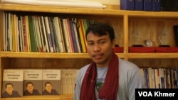 លោក កើត សារ៉ាយ ប្រធានសមាគមនិស្សិតបញ្ញវន្តខ្មែរ ជាសកម្មជនម្នាក់ដែលតែងតែចេញមុខទាមទារយុត្តិធម៌សង្គម។ (ស៊ុន ណារិន/វីអូអេ)
