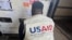 Radnik USAID-a/Nigerije istovaruje rashladni kontejner sa mpox vakcinama na fotografiji koju je na X objavio @USAIDNigeria 28. avgusta 2024.