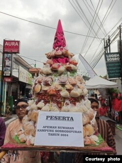 Gunungan apem, ketan dan kolak dikirab melalui 11 hotel di kawasan Malioboro, Yogyakarta. (foto: courtesy)
