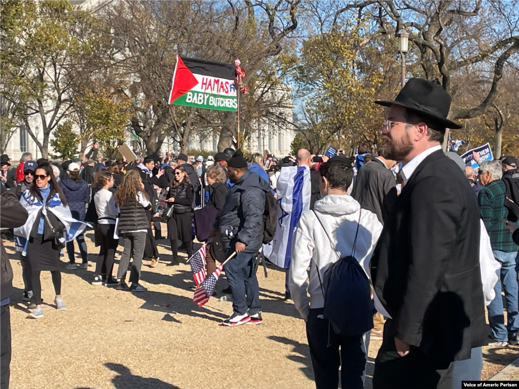 آلبوم عکس ـ راهپیمایی حمایت از اسرائیل در واشنگتن دی&zwnj;سی، سه&zwnj;شنبه ۲۳ آبان ۱۴۰۲. نوشته روی پرچم: &laquo;حماس قصاب کودکان&raquo;