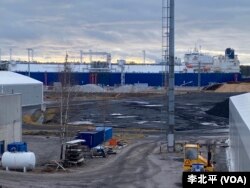 位于芬兰音高深港 (Inkoo)，可载68000吨的浮动液化气码头船（李北平摄）