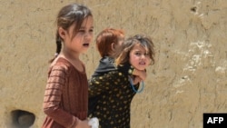 Anak-anak pengungsi Afghanistan berjalan di sepanjang jalan setapak di kamp pengungsi Saranan di distrik Pishin di Balochistan, 19 Juni 2023, menjelang Hari Pengungsi Sedunia. (Foto oleh Banaras KHAN/AFP)