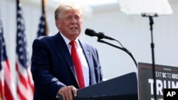 Додека тој беше во Мичиген, неговите републикански противкандидати се соочуваат на втора дебата во Калифорнија