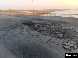 Jembatan Chonhar menghubungkan bagian-bagian wilayah Kherson Ukraina yang dikuasai Rusia ke Semenanjung Krimea. Pejabat ditunjuk Rusia mengatakan kerusakan dalam foto ini sebagai serangan rudal Ukraina, 22 Juni 2023. (Foto: via Reuters)