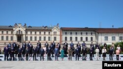 1일 몰도바 수도 키시나우 인근 불보아카에서 진행된 유럽정치공동체(European Political Community·EPC) 2차 회의 참가 정상들이 기념촬영하고 있다. 앞줄 가운데 반팔 전투복 차림이 볼로디미르 젤렌스키 우크라이나 대통령.