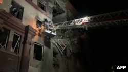 Ukrajinski spasioci rade na stambenoj zgradi pogođenoj u ruskom raketnom udaru na Zaporožje, Ukrajina, 18. oktobra 2023.