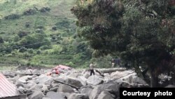 Tim SAR mencari korban yang hilang usai tersapu banjir bandang dan longsor di
di Desa Simangulampe, Kecamatan Bakti Raja, Kabupaten Humbang Hasundutan, Sumatra Utara, pada 2 Desember 2023. (Foto: Courtesy of Kantor SAR Medan)