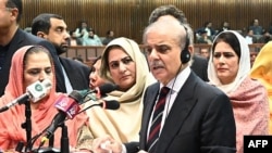 Perdana Menteri Pakistan yang baru terpilih Shehbaz Sharif (2 kanan) berpidato di Parlemen di Islamabad, 3 Maret 2024. (Majelis Nasional Pakistan / AFP)