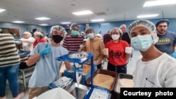 យុវជន ហោ វិសាល និងយុវជនដទៃទៀតមកពីបណ្តាប្រទេសក្នុងតំបន់អាស៊ីអាគ្នេយ៍ក្នុងអំឡុងពេលវេចខ្ចប់ម្ហូប ក្នុងពេលចូលរួមកម្មវិធីភាពជាអ្នកដឹកនាំយុវជនអាស៊ីអាគ្នេយ៍ (SEAYLP) ក្នុងឆ្នាំ២០២២។ (រូបថតផ្តល់ឱ្យដោយ ហោ វិសាល)