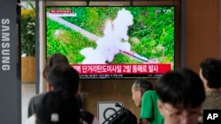 Lansiranje raketa iz Severne Koreje prikazano u vestima južnokorejske televizije u Seulu