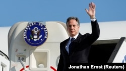 Menteri Luar Negeri AS Antony Blinken melambaikan tangan saat ia turun dari pesawat selama kunjungannya ke Israel, di tengah konflik yang sedang berlangsung antara Israel dan Hamas, di Tel Aviv, Israel, 3 November 2023. (Foto: REUTERS/Jonathan Ernst)