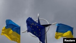 지난 11일 우크라이나 수도 크이우에 우크라이나 국기와 유럽연합 깃발이 나란히 걸려있다.