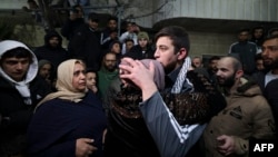 លោក Khalil Zama' ជនជាតិប៉ាឡេស្ទីនដែលត្រូវបានឃុំខ្លួនដោយអ៊ីស្រាអែល ឱបសមាជិកគ្រួសារ ក្រោយត្រូវបានដោះលែង នៅភូមិ Halhul ក្នុងតំបន់ West Bank នៅថ្ងៃទី២៧ ខែវិច្ឆិកា ឆ្នាំ២០២៣។