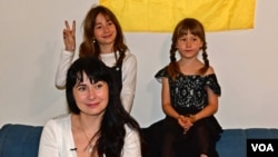 Anna Syzonova, réfugiée ukrainienne, et ses deux filles dans leur nouveau lieu de résidence le 12 juin 2023 à Greenbelt, Maryland, États-Unis. (Photo Nanythe Talani/VOA)