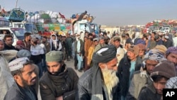 阿富汗难民在巴基斯坦的查曼边境口岸等待返回阿富汗。（2023年11月1日）