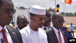 Le président du Conseil de transition du Tchad, Mahamat Idriss Deby Itno (C), arrivant aux célébrations de la 63e fête de l'indépendance à N'Djamena, le 11 août 2023. 