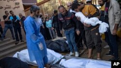 Palestinci žale za svojom rodbinim ubijenom u izraelskom bombardovanju pojasa Gaze, u bolnici u Khan Younisu, 18. novembra 2023.