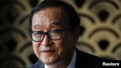 រូបឯកសារ៖ លោក សម រង្ស៊ី មេដឹកនាំនយោបាយប្រឆាំង ថ្លែងនៅក្នុងបទសម្ភាសន៍មួយ នៅសណ្ឋាការ Gran Melia នៅទីក្រុងហ្សាការតា ប្រទេសឥណ្ឌូណេស៊ី កាលពីថ្ងៃទី ១៩ ខែឧសភា ឆ្នាំ ២០២៣។ 