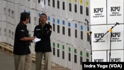 Pengawas KPU Kota Depok sedang mengawasi logistik pemilu di Gudang KPU Kota Depok pada Rabu, 10 Januari 2024, di Cibinong, Jawa Barat. (Foto: Indra Yoga/VOA)
