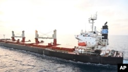 资料照片：印度海军提供的照片显示，美国籍货轮“M/V根科·皮卡蒂号”（M/V Genco Picardy)于2024年1月17日在亚丁湾遭到胡塞反政府武装分子发射的一架携带炸弹无人机的袭击。（美联社照片）