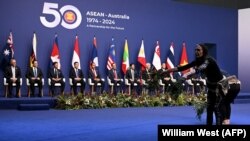 Para pemimpin dunia menyaksikan penampilan para penari Pribumi Australia setelah mereka berpose untuk foto keluarga pada KTT Khusus ASEAN-Australia ke-50 di Melbourne pada 5 Maret 2024. (Foto: William West/AFP)
