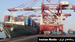 کشتی باری در بندرشهید رجایی بندرعباس