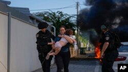 7일 팔레스타인 가자지구에서 날아든 로켓 공격을 받은 이스라엘 남부 도시 아슈켈론에서 경찰이 주민들을 대피시키고 있다.