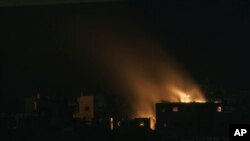 Kobaran api melalap sebuah gedung akibat serangan udara Israel di Jalur Gaza terlihat dari bagian selatan Israel, Kamis, 23 November 2023. (Foto: Leo Correa/AP Photo)