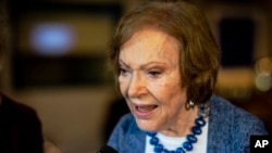Manatan Ibu Negara AS Rosalynn Carter berbicara kepada awak media dalam konferensi press di The Carter Center di Atlanta, Georgia, pada 5 November 2019. (Foto: AP/Ron Harris)