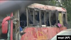 Bus penumpang yang mengalami kecelakaan di jalan raya antarnegara bagian di Warren County, Mississippi, Sabtu, 31 Agustus 2024. (Foto: WAPT via AP)