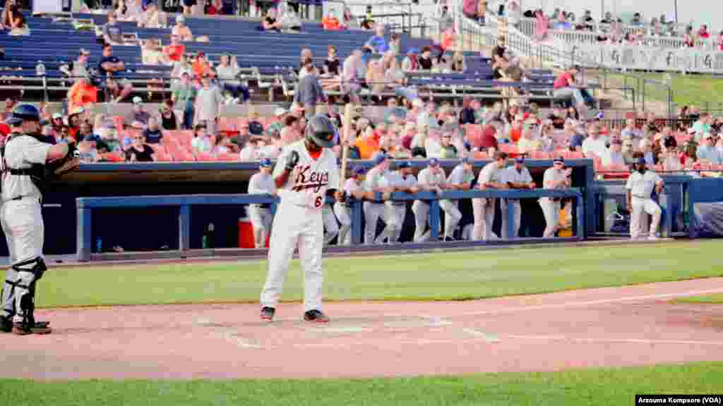 Dennis Kasumba se prépare à frapper lors de son deuxième match avec l'équipe de baseball des Frederick Keys au stade Harry Grove à Frederick, Maryland, le 3 juin 2023. (VOA/Arzouma Kompaore)